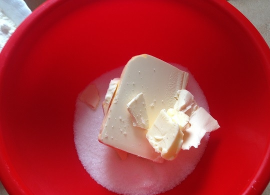 1. Этап. Печенье Уши Амана: 1. Мягкое сливочное масло растираем с сахаром.