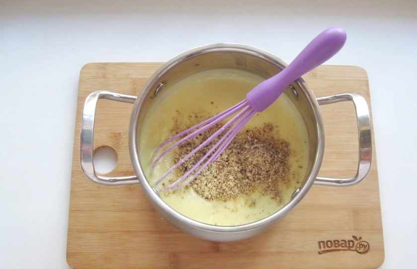 1. Этап. Заварной крем с орехами: В остывший заварной крем добавьте измельченные грецкие орехи.