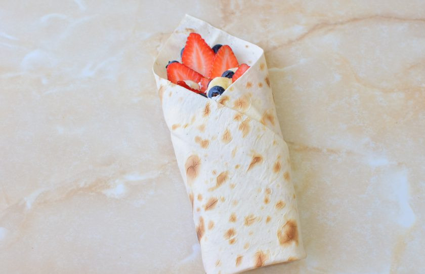 1. Этап. Сладкая шаурма: Сверните все в шаурму. Можно сделать конвертиком или, как привычнее, свернуть в рулет.