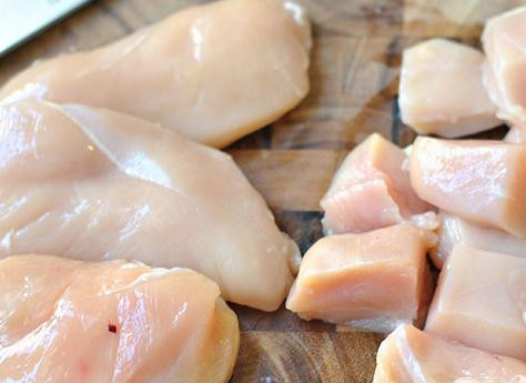 1. Этап. Курица с овощами и кокосовым молоком: 1. Нарезать куриное филе крупными кубиками. Поместить курицу в медленноварку.