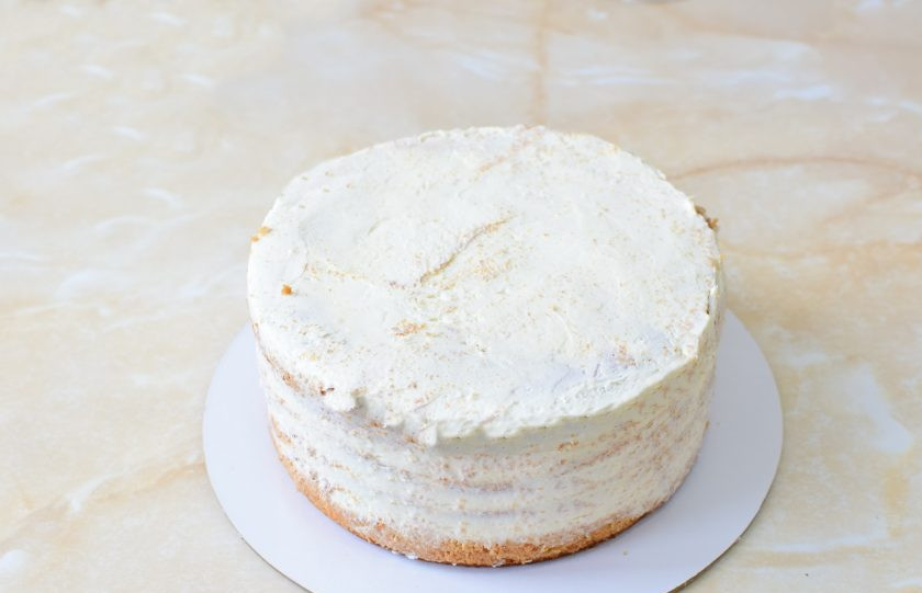 1. Этап. Торт с консервированными персиками и взбитыми сливками: Торт застыл и пропитался. Снимите с него сервировочное кольцо. Теперь торт можно украсить на свой вкус.