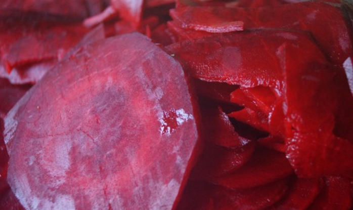 1. Этап. Капуста по-грузински со свеклой: Свеклу нужно очистить и нарезать тонкими кружочками.