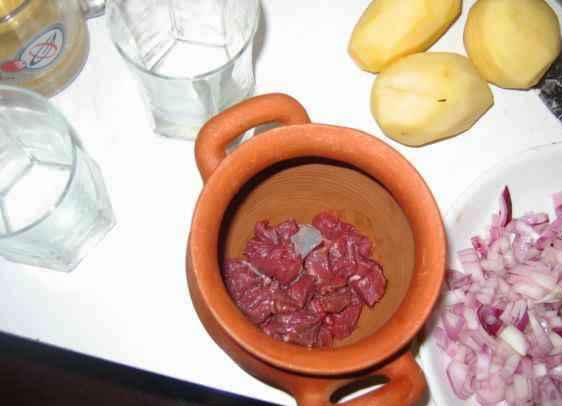 1. Этап. Запеканка Тбилисури в горшочках: На самое дно горшочков укладываем мясо. Солим.