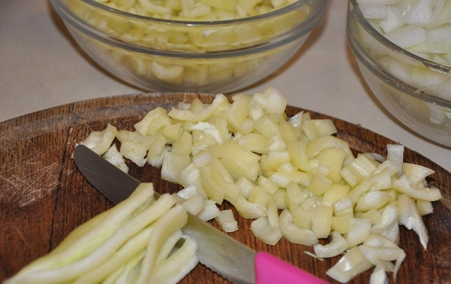 1. Этап. Салат на зиму с баклажанами и помидорами: 2. Салатный перец мою и разрезаю на 2 части, вычищаю семена и нарезаю перец кубиками.