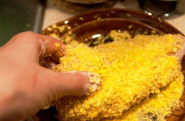 1. Этап. Куриная грудка с сыром: И обваляйте в сухарях.