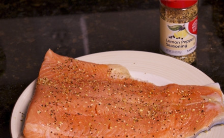 1. Этап. Лосось с острым соусом: Филе лосося помойте, обсушите и натрите лимонным перцем.