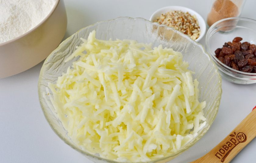 1. Этап. Яблочный пирог за 7 минут: 3. Яблоки очистите от кожуры, натрите на крупной терке, сбрызните лимонным соком. Я потратила на это 2 минуты.