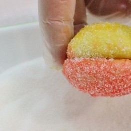 1. Этап. Пирожные Персики: 15. Осторожно возьмите за крашеную часть и повторите такую же процедуру с оранжевой краской.