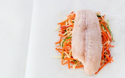 1. Этап. Рыба в духовке с овощами: 6. Сверху выложите филе рыбки.