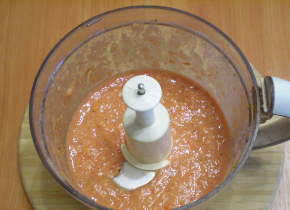 1. Этап. Сыроедческая кабачковая икра: Включаем измельчитель на пару минут, пока масса не станет однородной. Икра готова.