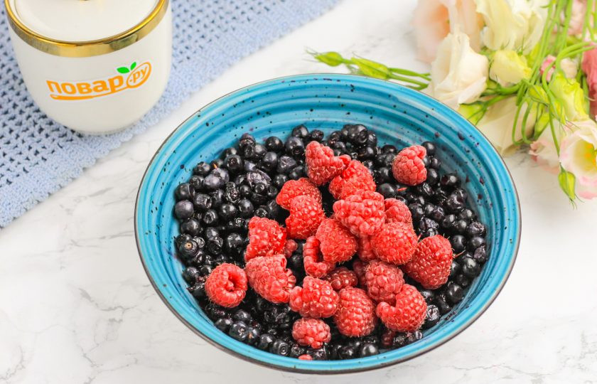 1. Этап. Черника с малиной перетертая с сахаром: Ягоды промойте в воде и обсушите с помощью бумажных салфеток. Влагу нужно полностью удалить, чтобы варенье не 