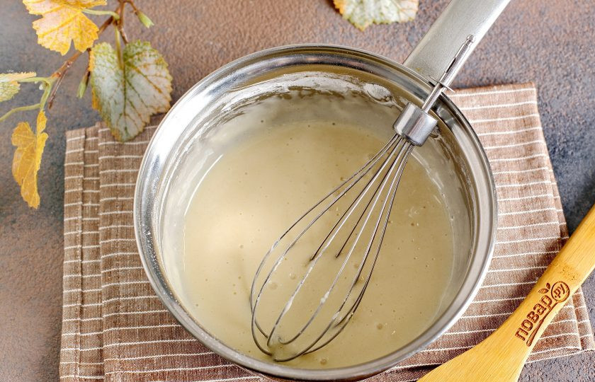 1. Этап. Торт Зебра в микроволновке: Отдельно соедините оставшиеся ингредиенты, добавьте ванилин и хорошо перемешайте.