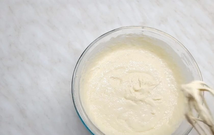 1. Этап. Пышные и мягкие оладушки: 3. Добавьте взбитые белки, снова хорошо перемешайте с помощью лопатки. Накройте его и дайте тесту постоять около 30 минут.