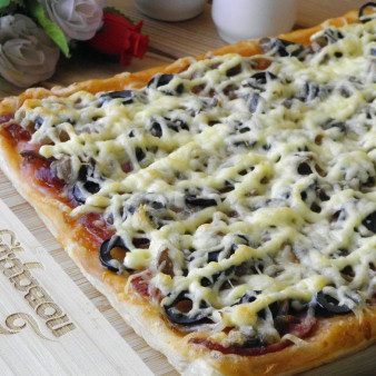 Пицца из слоеного теста в духовке