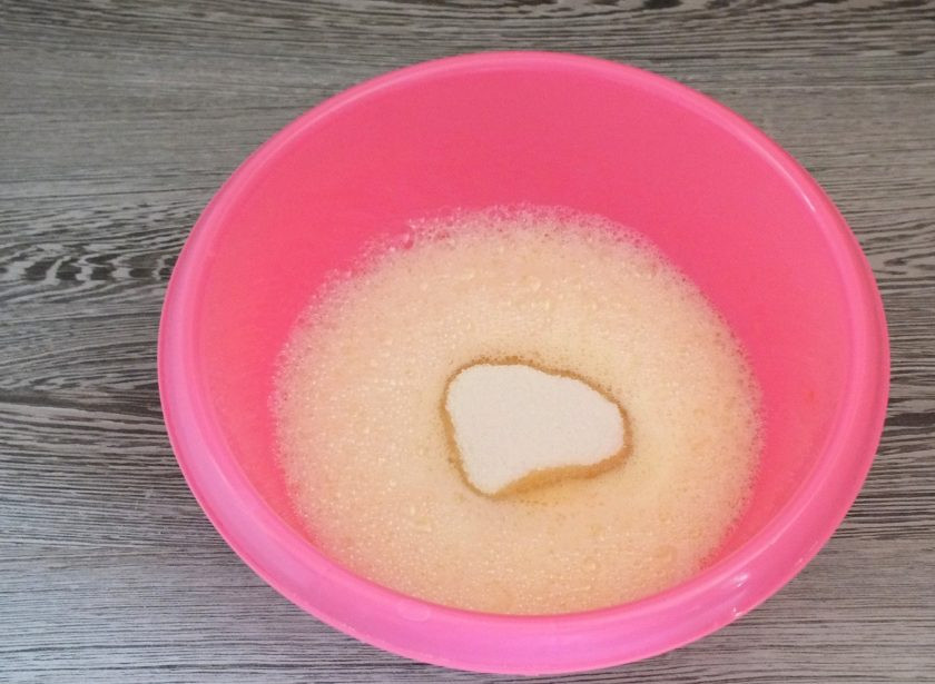 1. Этап. Кекс на смальце: Добавьте сахар и еще раз хорошо взбейте.