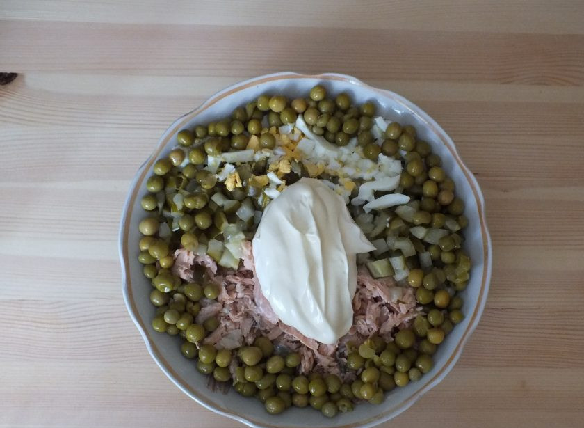 1. Этап. Оливье из красной рыбы: Нарежьте средним кубиком огурец, яйца, разберите на волокна рыбу. Отправьте все в салатник, добавьте горошек и майонез.