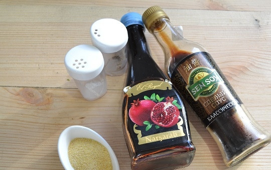 1. Этап. Овощи с гранатовым соусом: 9. Осталось дело за малым - дополнить специями и соусом.