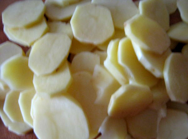 1. Этап. Картофельная запеканка с грудкой: Картофель моем и очищаем от кожуры. Нарезаем кружочками. Репчатый лук нарезаем полукольцами. Отливаем 50 грамм сметаны. Насыпаем немного соли и перца. Маринуем в ней лук. Сыр трем на крупной терке.