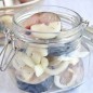 Маринованная скумбрия Приятного аппетита!!! Перемешать скумбрию со всеми специями, луком и чесноком. Выложить маринованную скумбрию в банку и оставить на сутки в холодильнику мариноваться. Лук нарезать кольцами, а чеснок пластинками. Рыбу немного разморозить но не полностью потому что при нарезке будет разлазится. Порезать на кусочки.