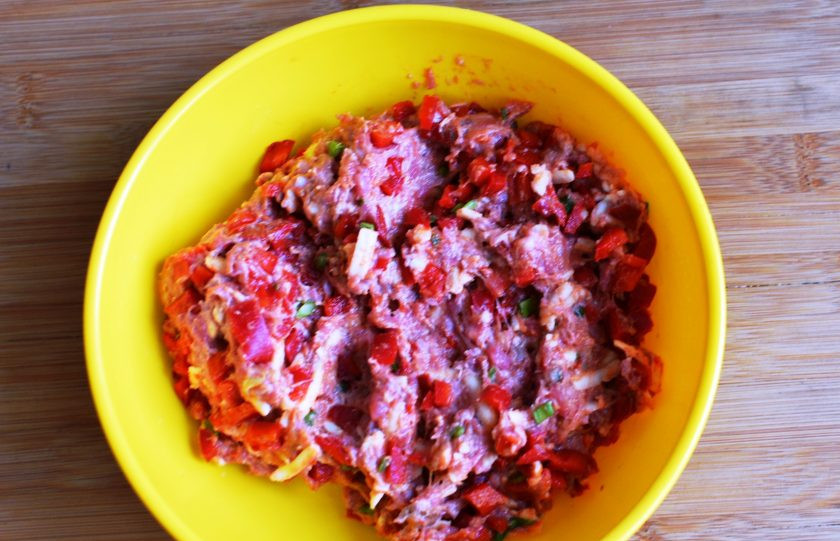 1. Этап. Котлеты с фасолью, перцем и сыром: Смешайте фарш (я брала утиный, он здесь очень хорош), мелко нарубленный зеленый лук, маринованный перец и тертый сыр. Посолите и поперчите по вкусу, добавьте немного тимьяна.