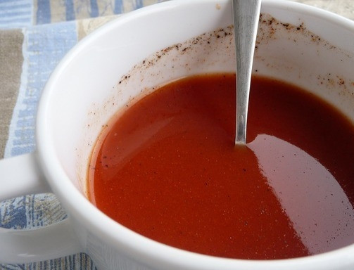 1. Этап. Куриное филе, запеченное с сыром: Теперь приготовьте маринад, который придаст мясу особую пикантность. Для этого в глубокой тарелке смешайте томатную пасту и кетчуп, которые следует предварительно развести в холодной кипяченой водичке. Эти ингредиенты можно легко заменить обыкновенным томатным соком. Посолите и поперчите, влейте в миску сок лимона. Перемешайте.