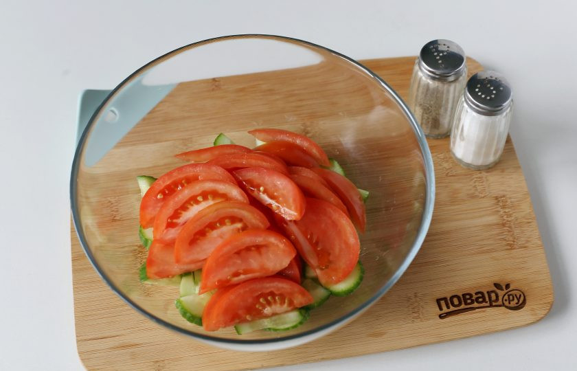 1. Этап. Салат Сырная хрустяшка: Добавьте нарезанные дольками помидоры.