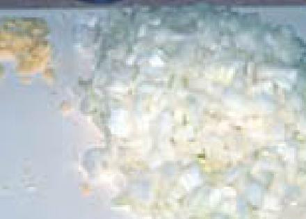 1. Этап. Ребрышки в соусе: Нарезаем лук и чеснок.