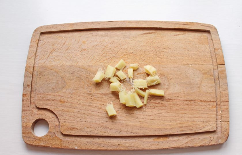 1. Этап. Хреновуха с имбирем: Имбирь порежьте на кусочки и добавьте к корню хрена.