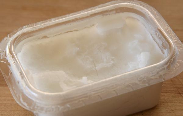 1. Этап. Кокосовые маффины: 1. Разогреть духовку до 190 градусов. Сбрызнуть форму для маффинов с 10 отделениями маслом в спрее или выстелить бумажными вкладышами. В маленькой кастрюле нагреть кокосовое масло до тех пор, пока оно не растает и не нагреется.