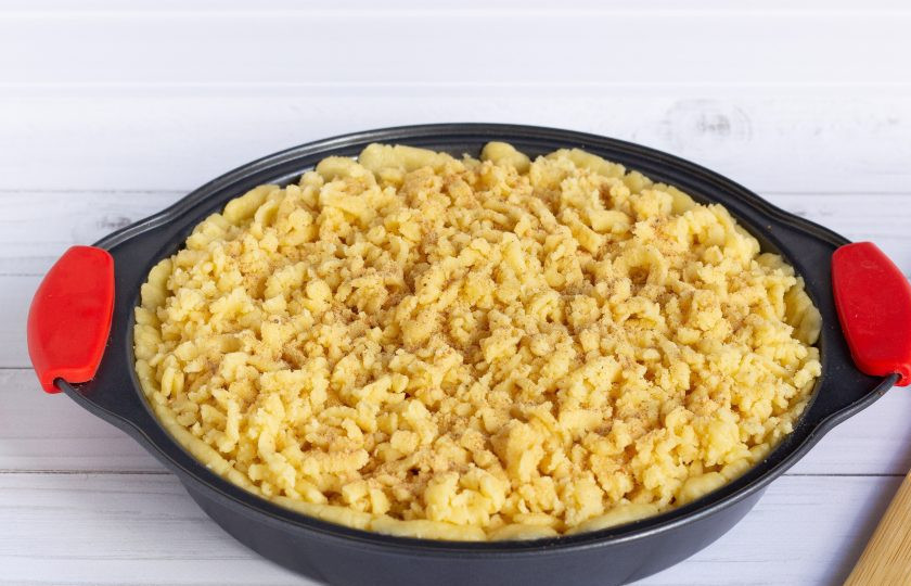 1. Этап. Яблочный пирог по-польски: Тесто из морозилки натрите на крупной терке. Тертое тесто выложите поверх начинки и присыпьте панировочными сухарями. Выпекайте 35-40 минут при температуре 180 градусов.