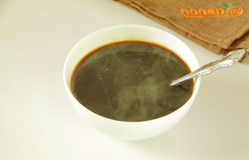 1. Этап. Кофейное пирожное: Первым делом залейте кофе 250 мл кипятка и хорошо перемешайте. Из этого количества понадобится 50 мл для бисквита, остальные 200 мл пойдут на суфле.