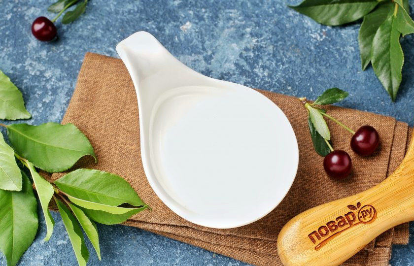 1. Этап. Джем из вишни с крахмалом: Соедините крахмал с холодной водой и перемешайте.