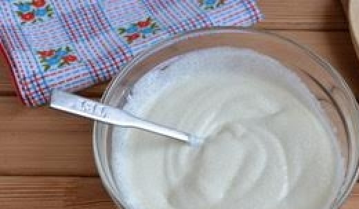 1. Этап. Торт Ванька кучерявый: 9. Приготовьте крем. Для этого соедините сметану с сахаром, хорошо перемешайте и крем можно считать готовым.