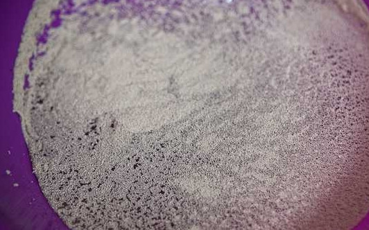 1. Этап. Тесто для булочек: 1. В глубокую мисочку отправьте сахар и дрожжи. Подогрейте немного воду и вылейте в мисочку. Оставьте минут на 10, чтобы дрожжи начали 