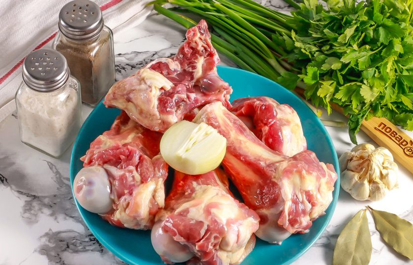 1. Этап. Костный бульон в мультиварке: Подготовьте указанные ингредиенты. Вам потребуются крупные кости: говяжьи, бараньи, свиные или куриные.