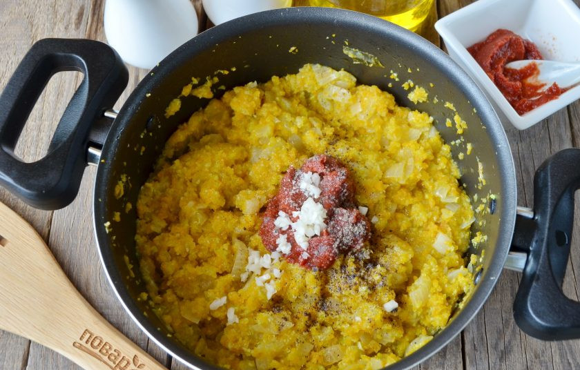 1. Этап. Консервация кабачковой икры на зиму: Через 40 минут добавьте нарубленный мелко чеснок, соль, сахар, перец черный молотый, томатную пасту. Перемешайте и тушите еще 15 минут.