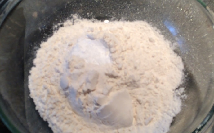 1. Этап. Песочное печенье с кокосом, карамелью и шоколадом: 1. В миске смешайте муку, соль и разрыхлитель.