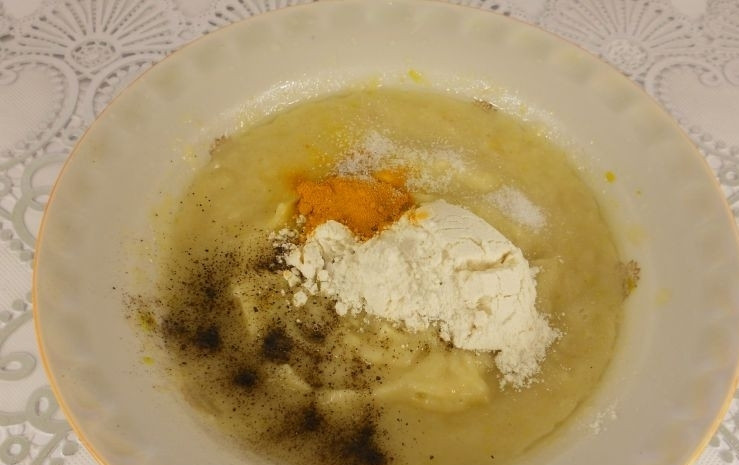 1. Этап. Гедлибже: В получившееся пюре добавьте куркуму, соль, муку и перец. Перемешайте ингредиенты до получения единой массы.
