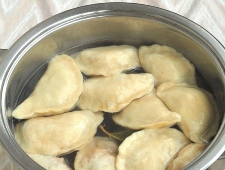 1. Stage. Dumplings with fried cabbage: Dumplings with cabbage, dip in a pan with boiling salted water, cook after boiling for about 5-10 minutes.