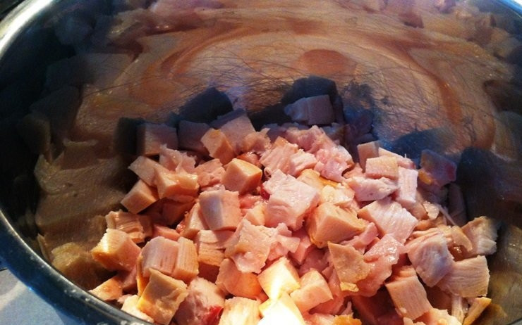 1. Этап. Салат с копченой курицей, кукурузой и ананасами: Филе курицы нарежьте небольшими кубиками.