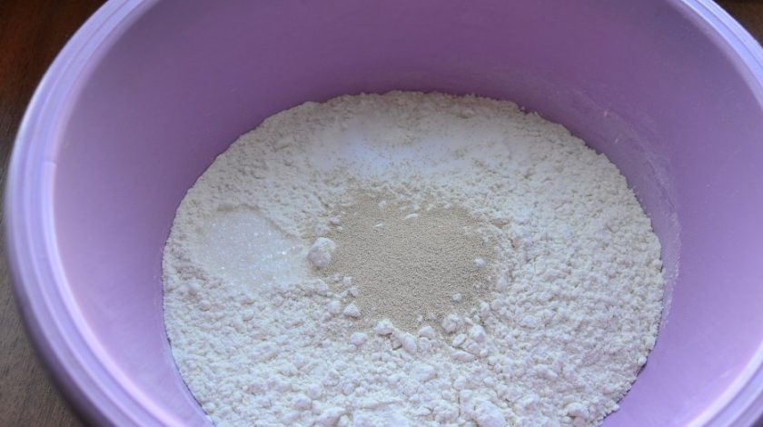 1. Этап. Хлеб обычный: В миску просейте муку. Затем влейте в миску молоко, всыпьте соль, сахар и дрожжи.