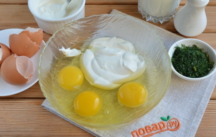 1. Этап. Домашний сыр из молока и сметаны: Возьмите удобную для смешивания тару и венчик или миксер. Разбейте яйца, влейте сметану.