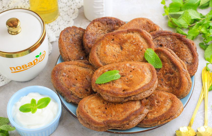 1. Этап. Шоколадные оладьи на кефире: Выложите шоколадные оладьи на блюдо или тарелку и подайте к столу горячими со сметаной.