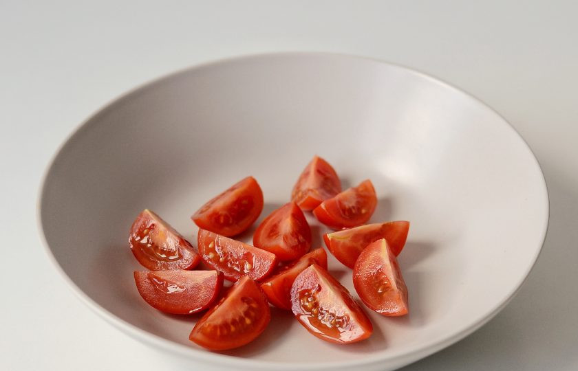 1. Этап. Салат с каперсами и авокадо: Помидоры черри нарежьте четвертинкам.