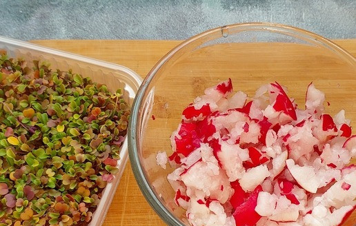 1. Этап. Салат с редисом и руколой Зелёнка: Переложить редиску в миску.