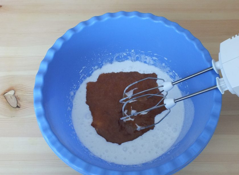 1. Этап. Зефир из персиков: Взбейте белок с 100 грамм сахара и персиковым пюре до образования пышной пены.