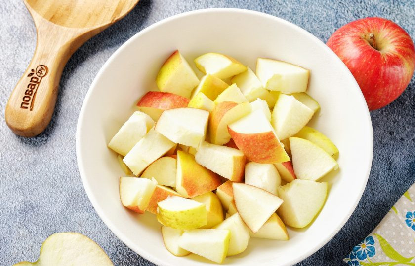 1. Этап. Заливной пирог на кефире с яблоками: Яблоки помойте, разрежьте пополам, удалите сердцевину и нарежьте крупными кубиками.