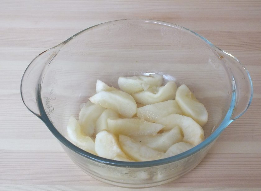 1. Этап. Хрен с яблоками на зиму: Яблоки должны получиться мягкими, при нажатии легко разминаться.