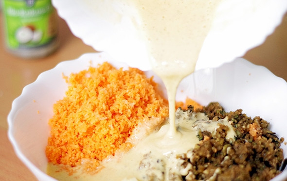 1. Этап. Оладьи из баклажанов: 4. Соедините яйца с овощами, перемешайте. Добавьте соль, перец и мускатный орех.