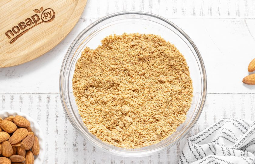 1. Этап. Ореховая халва: Выложите получившуюся смесь в глубокую миску.